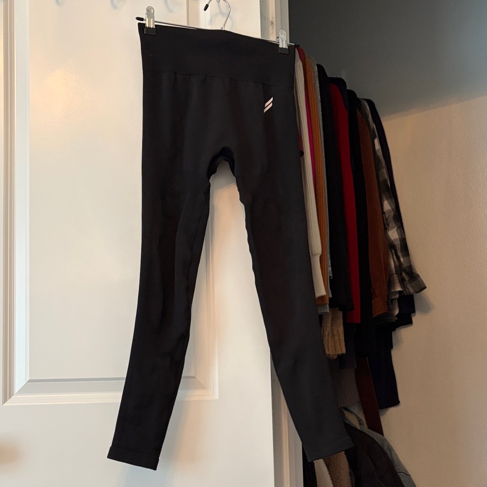 DOYOUEVEN Black Impact Solid Leggings